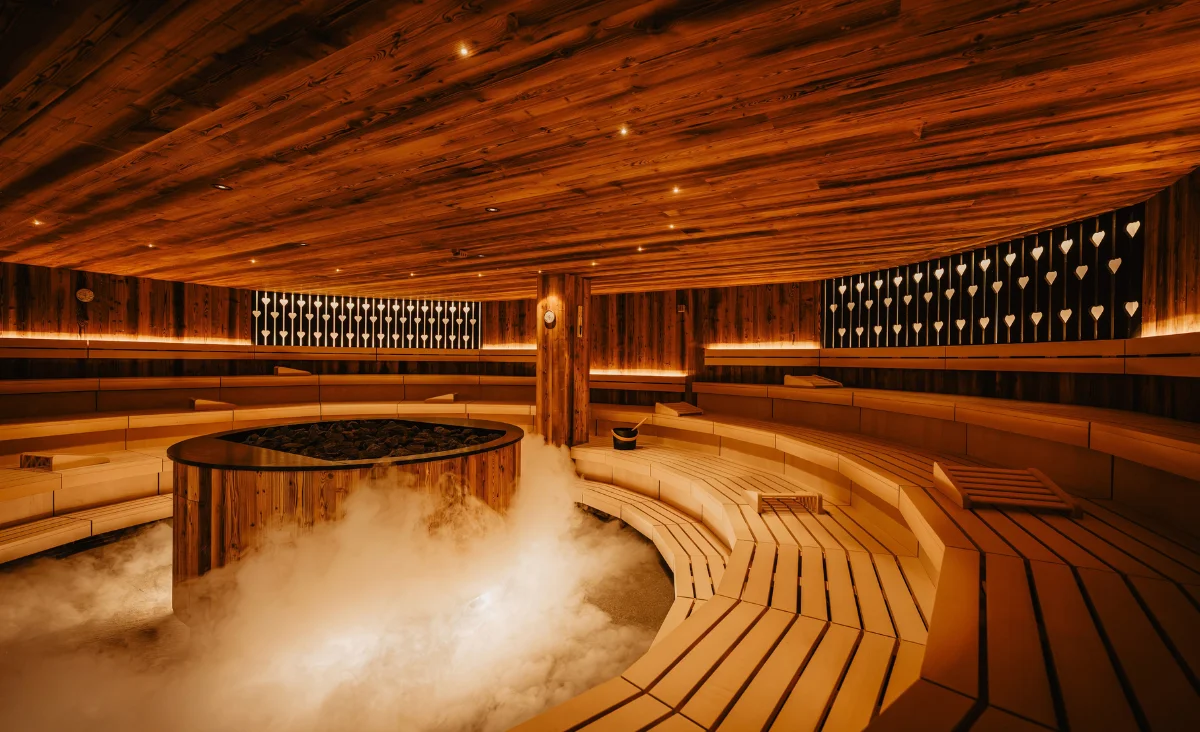 Großzügige Rundai-Aufguss-Sauna im Hotel Bodenmaiser Hof mit dampfendem Saunaofen und edler Holzverkleidung