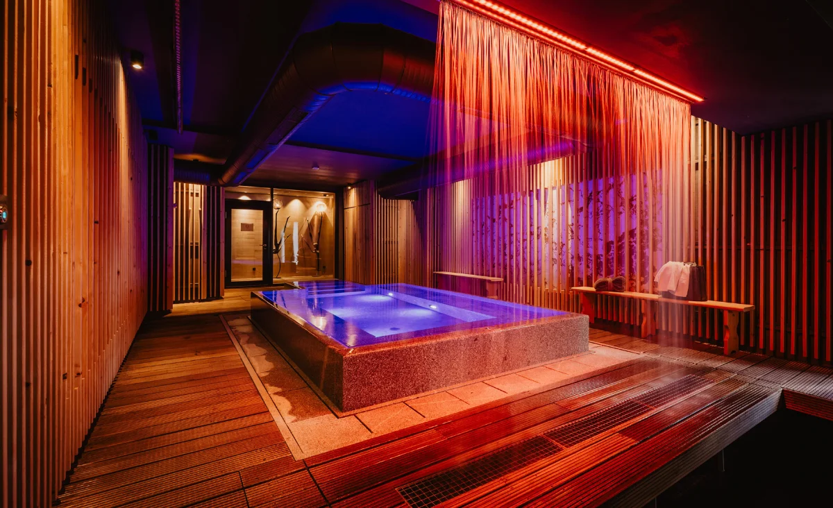 Moderne Kneipp-Anlage und Erlebnisdusche im Wellnessbereich des Hotel Bodenmaiser Hof mit stimmungsvoller LED-Beleuchtung