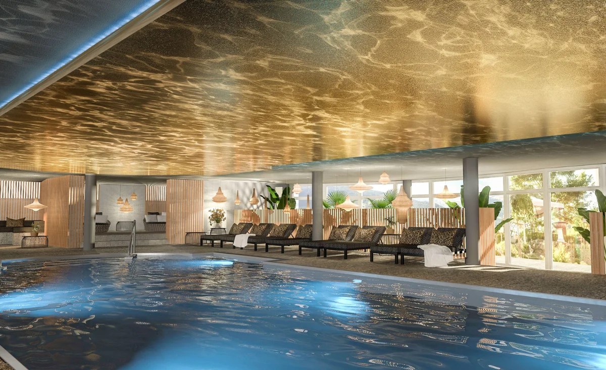 Großzügiger Indoor Pool im Hotel Bodenmaiser Hof mit moderner Deckenbeleuchtung und komfortablen Ruheliegen